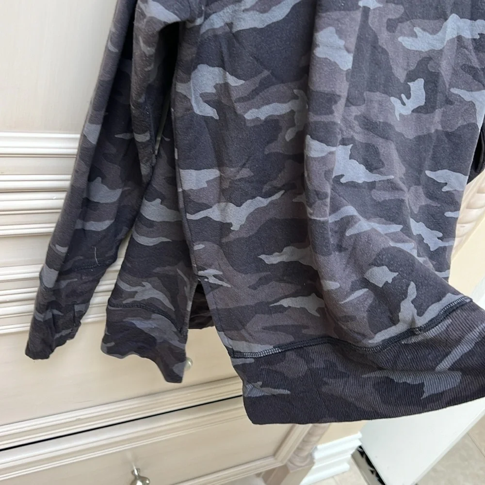 Athleta camo sweatshirt - Picture 4 of 6